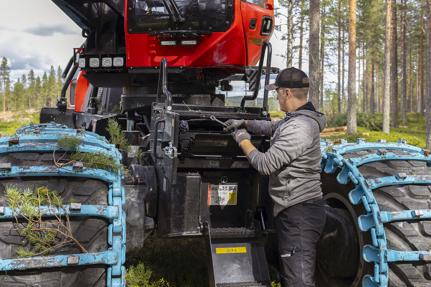 Komatsu service harvester